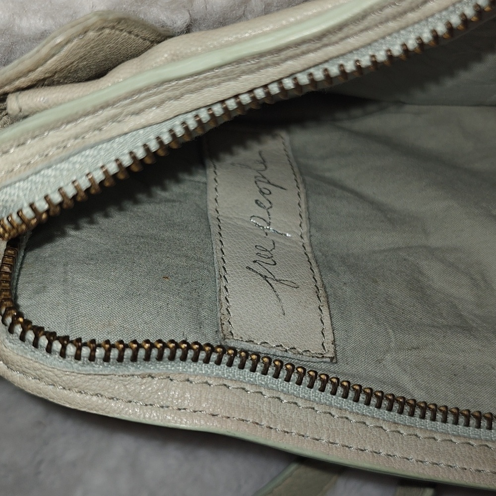 Free people Crossbody "Jagger" Leather Bag, very light green color - Picture 2 of 7